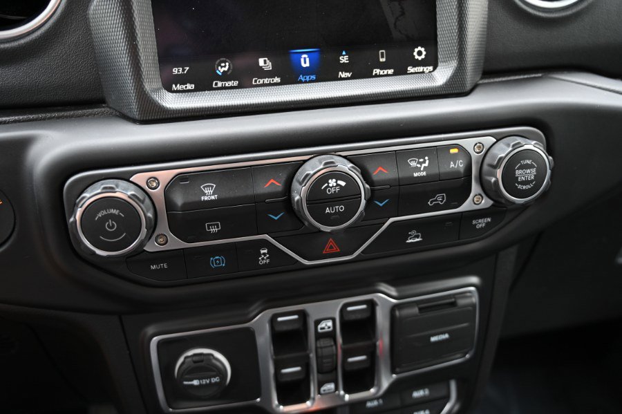 Used 2023 Jeep Wrangler Sahara image 33