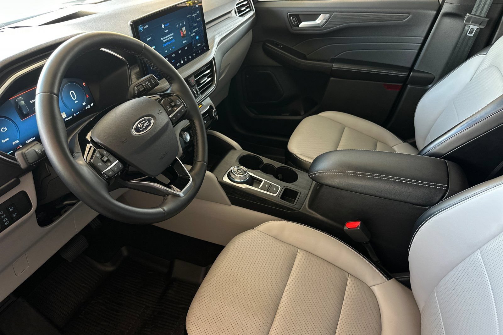 Certified 2025 Ford Escape Platinum FWD image 9
