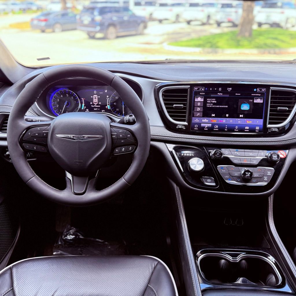 Used 2025 Chrysler Pacifica Limited image 11