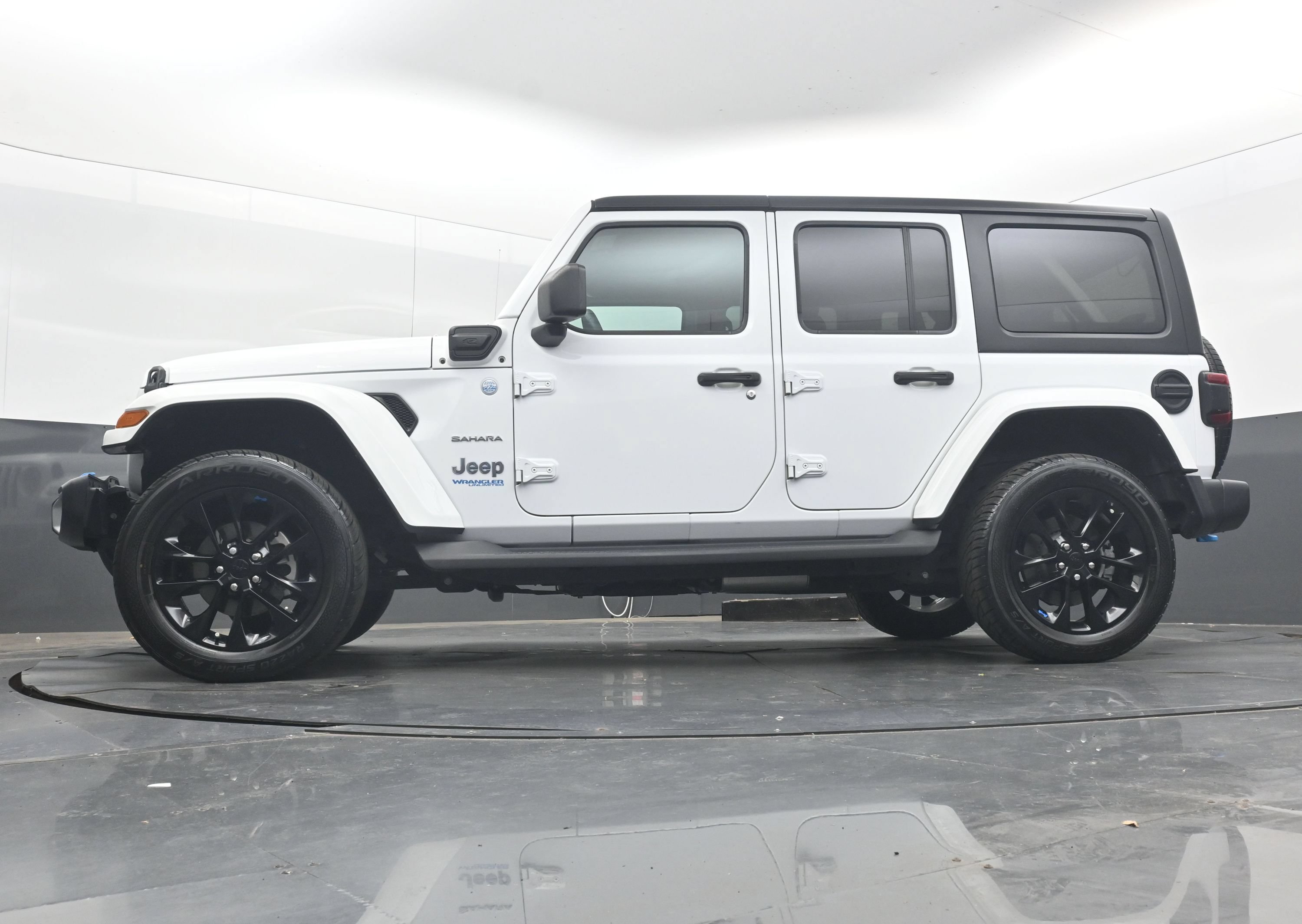 Used 2022 Jeep Wrangler Unlimited Sahara AWD/4WD image 27