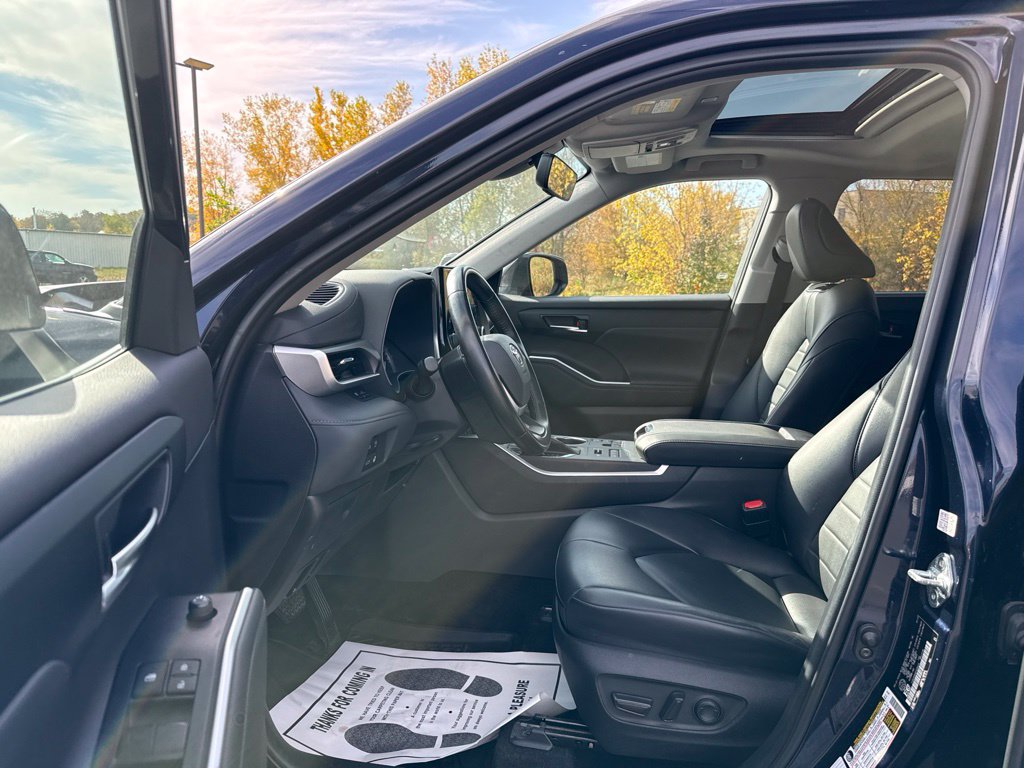 Used 2023 Toyota Highlander XLE AWD/4WD image 25