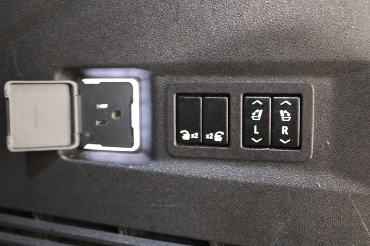 Used 2023 GMC Yukon Denali Ultimate image 17