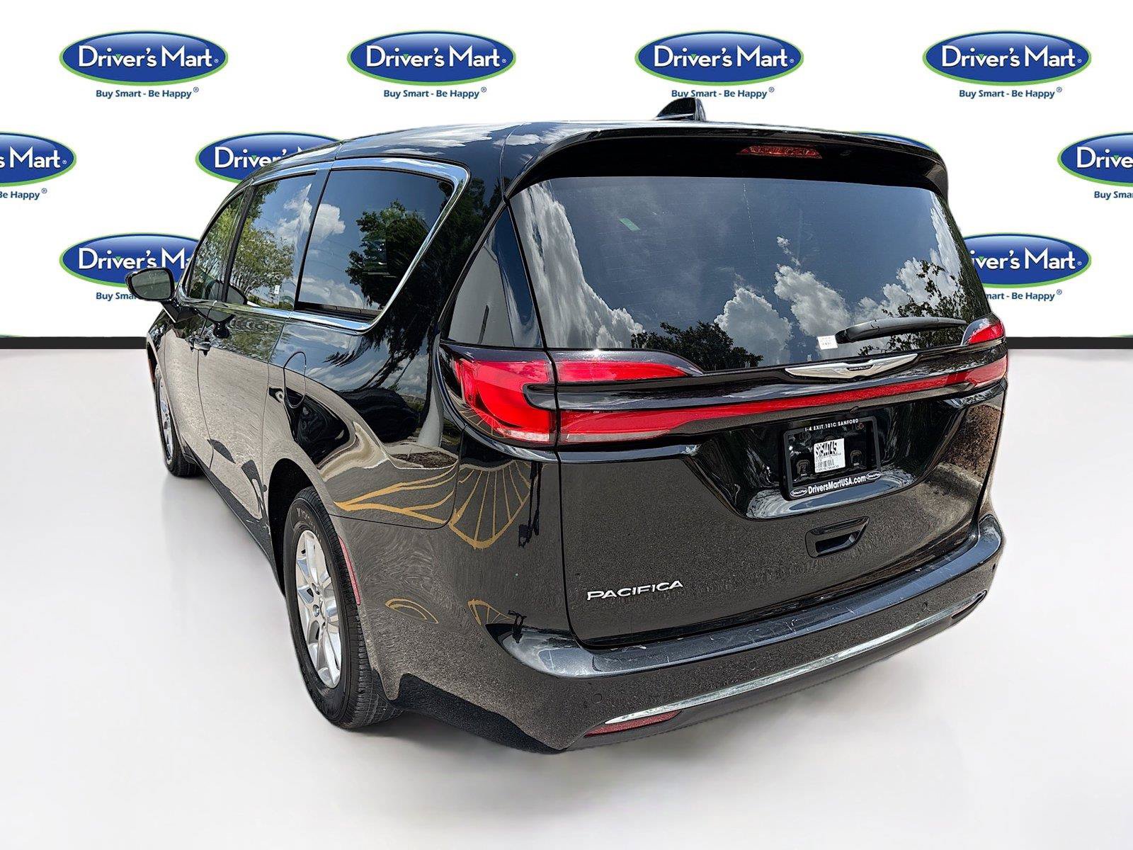 Used 2025 Chrysler Pacifica Select FWD image 5