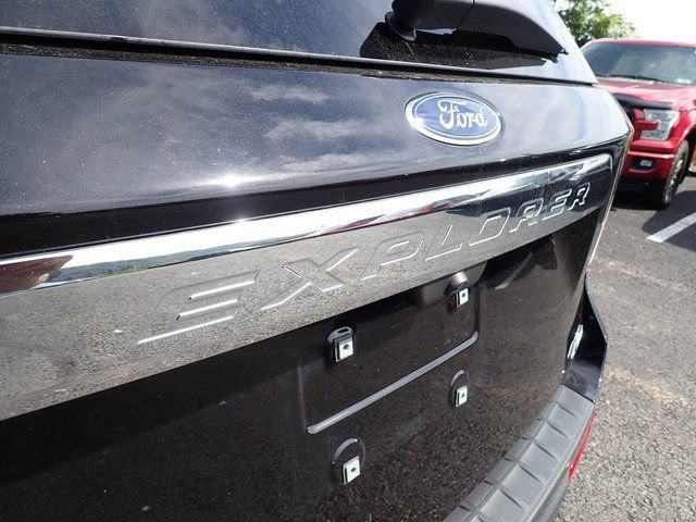 Used 2023 Ford Explorer XLT AWD/4WD image 7