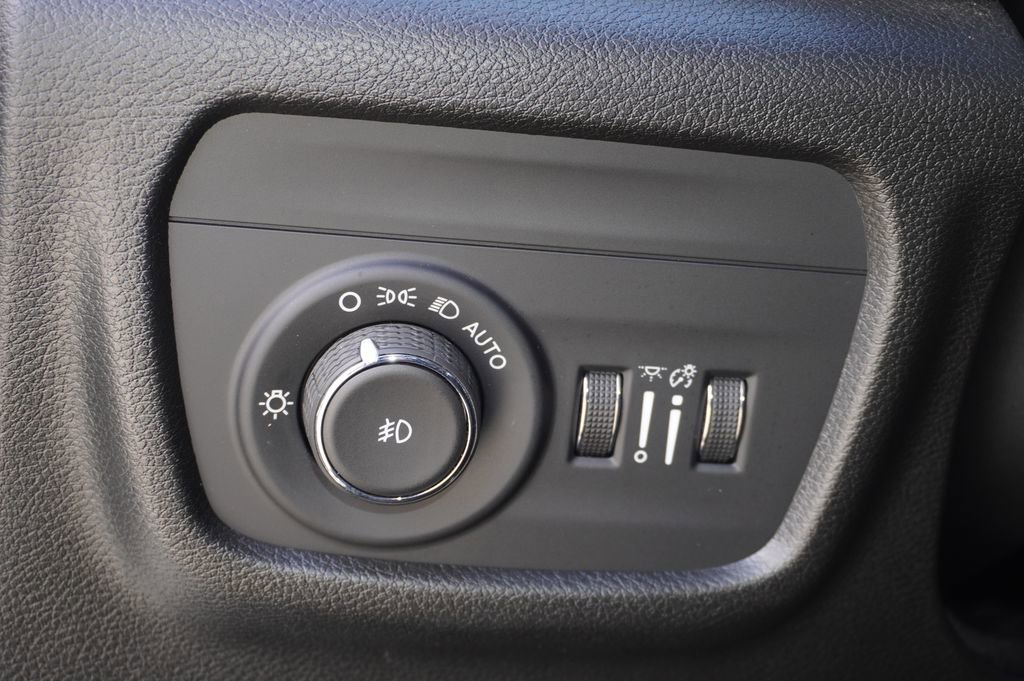 Used 2022 Jeep Grand Cherokee L Limited w/ Black Appearance Package AWD/4WD image 17