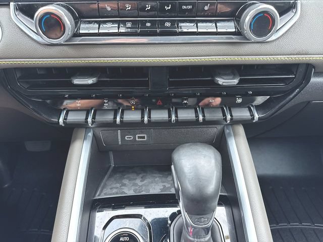 Used 2024 Chevrolet Colorado ZR2 w/ Technology Package AWD/4WD image 18