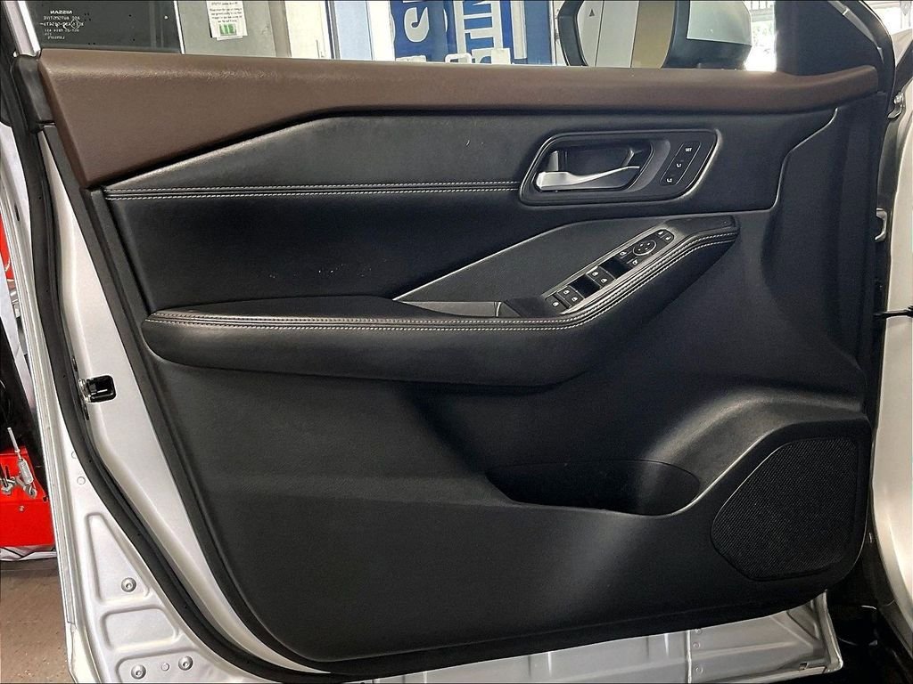 Used 2023 Nissan Rogue SL AWD/4WD image 9