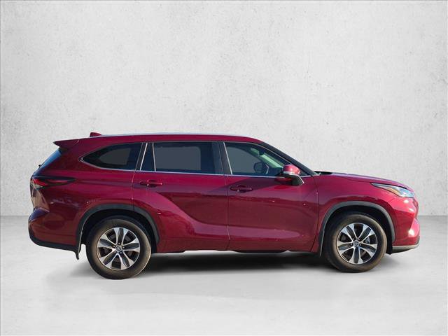 Used 2025 Toyota Highlander XLE FWD image 4