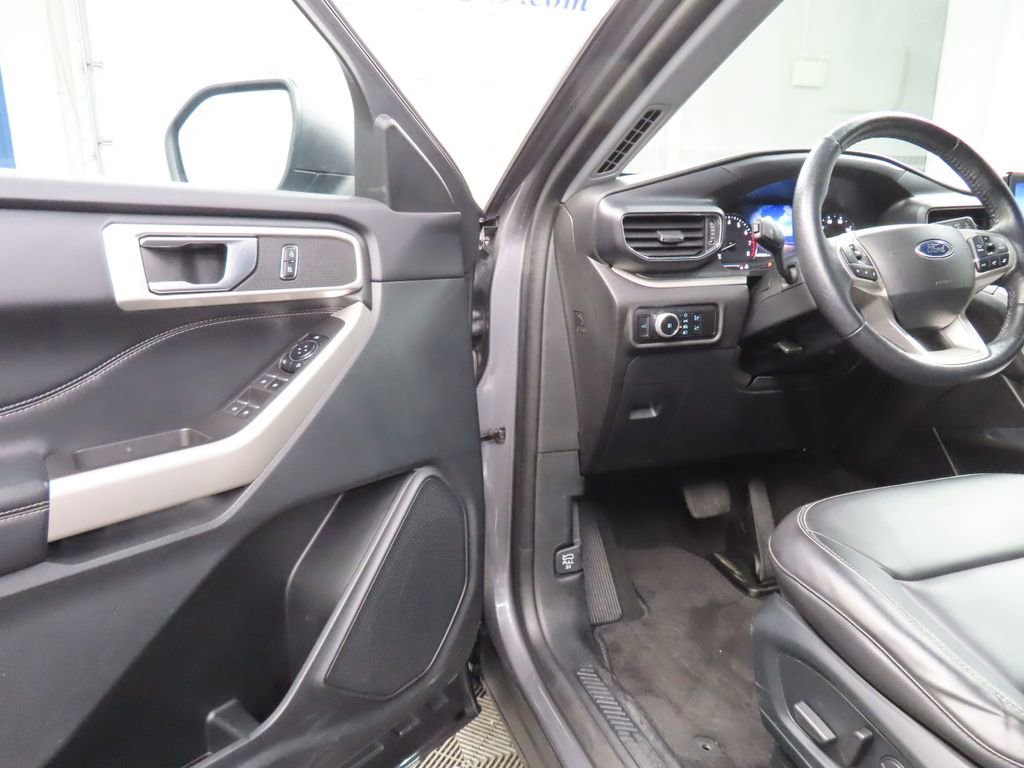 Used 2023 Ford Explorer XLT AWD/4WD image 36