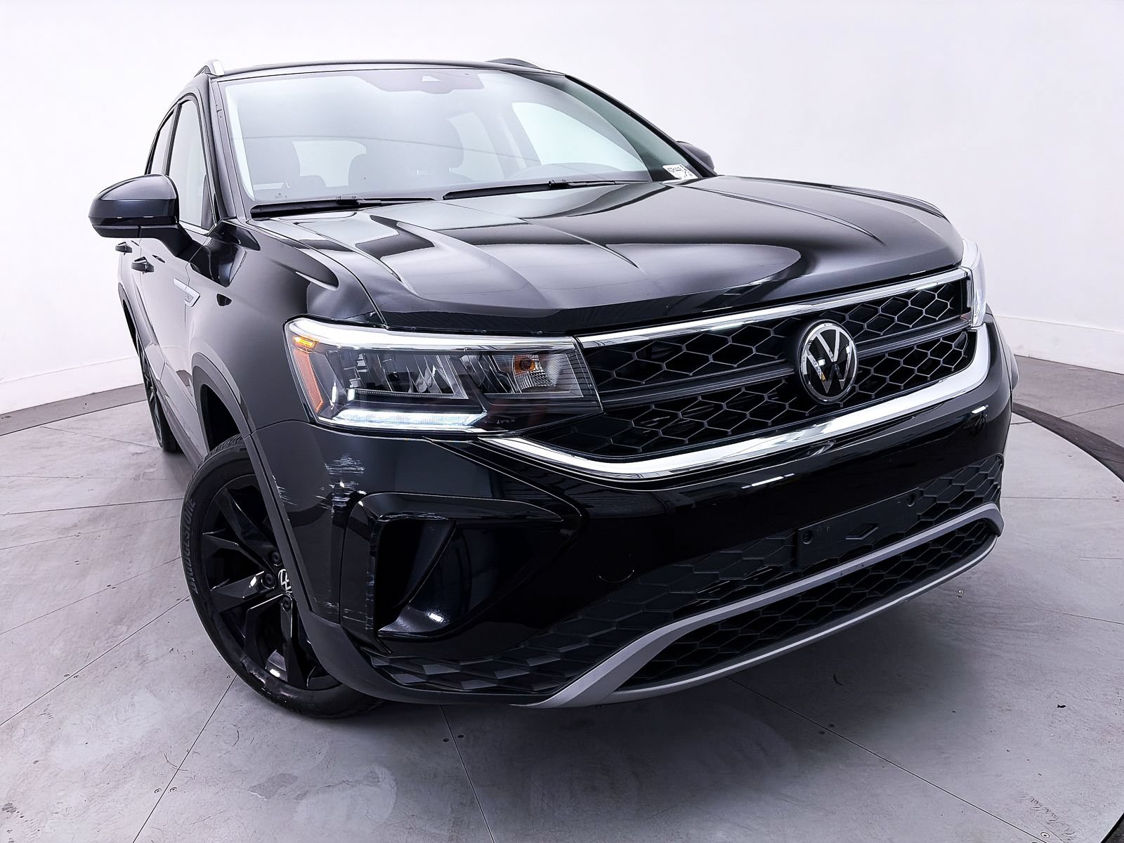 Used 2023 Volkswagen Taos SE w/ Panoramic Sunroof Package FWD image 3