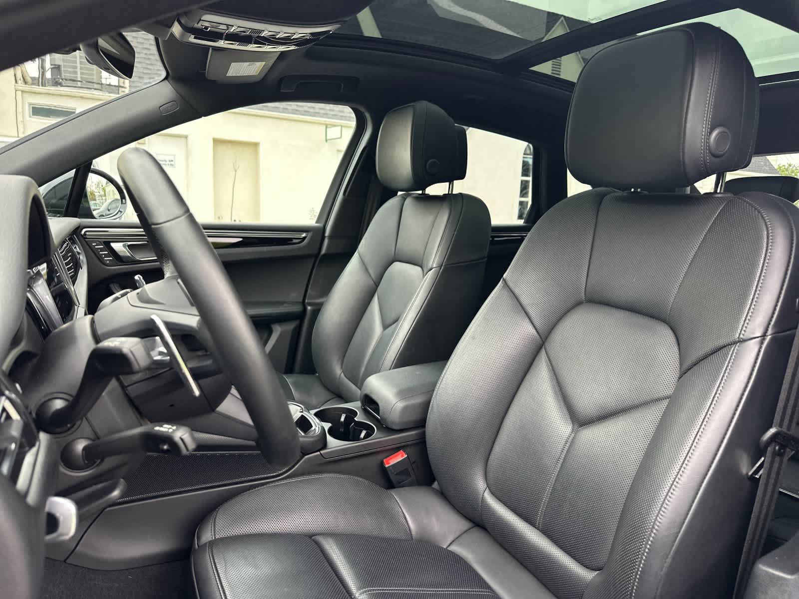 Certified 2025 Porsche Macan AWD/4WD image 5