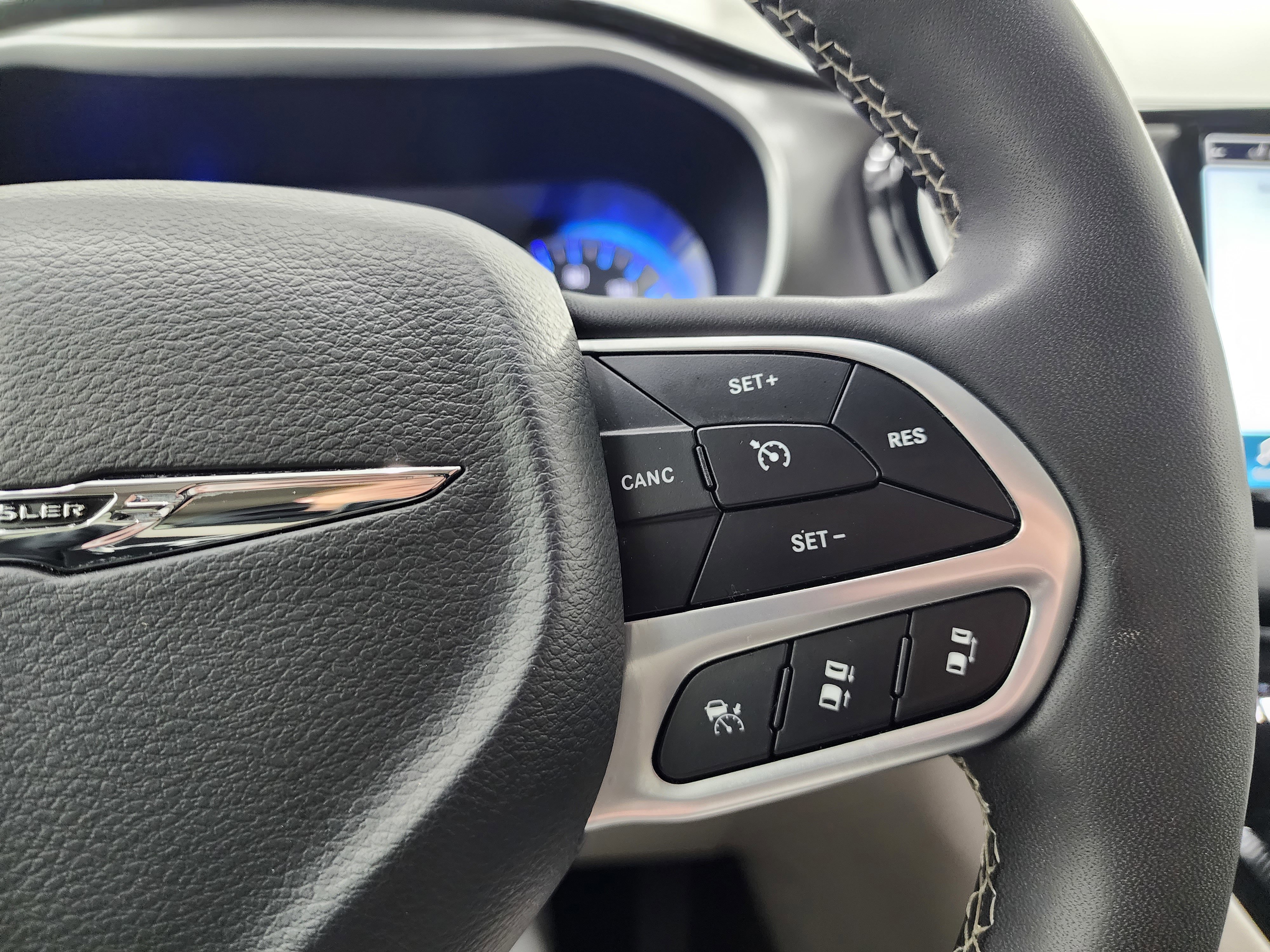 Used 2024 Chrysler Pacifica Touring-L image 15