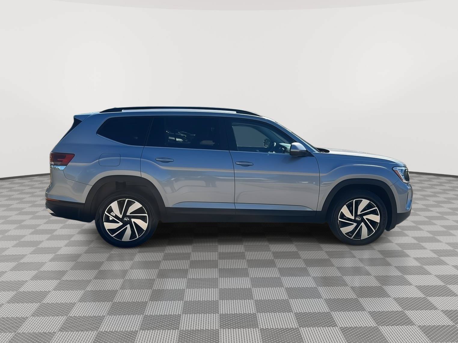 Used 2025 Volkswagen Atlas SE AWD/4WD image 4