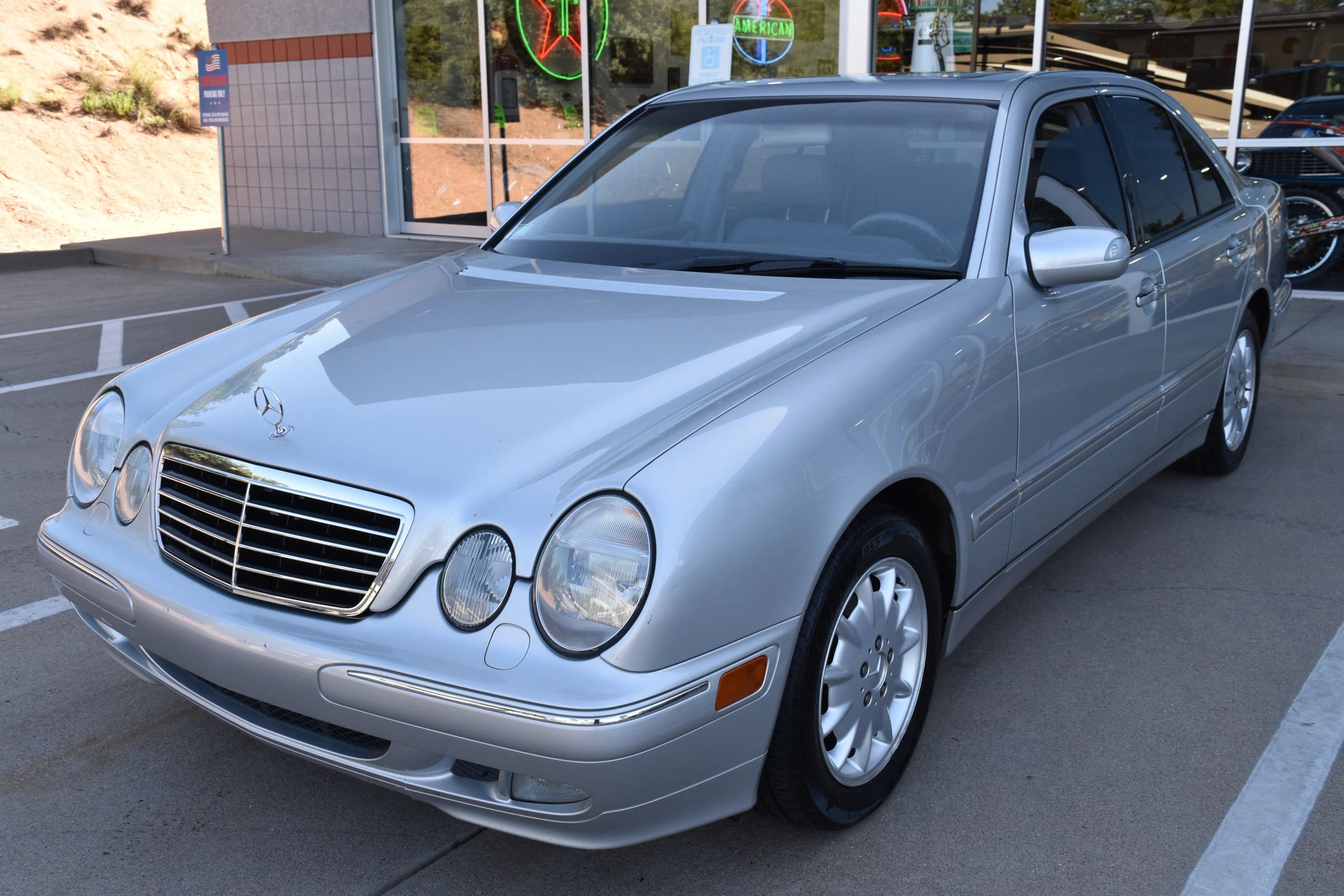 Used 2000 Mercedes-Benz E 320 Sedan image 4