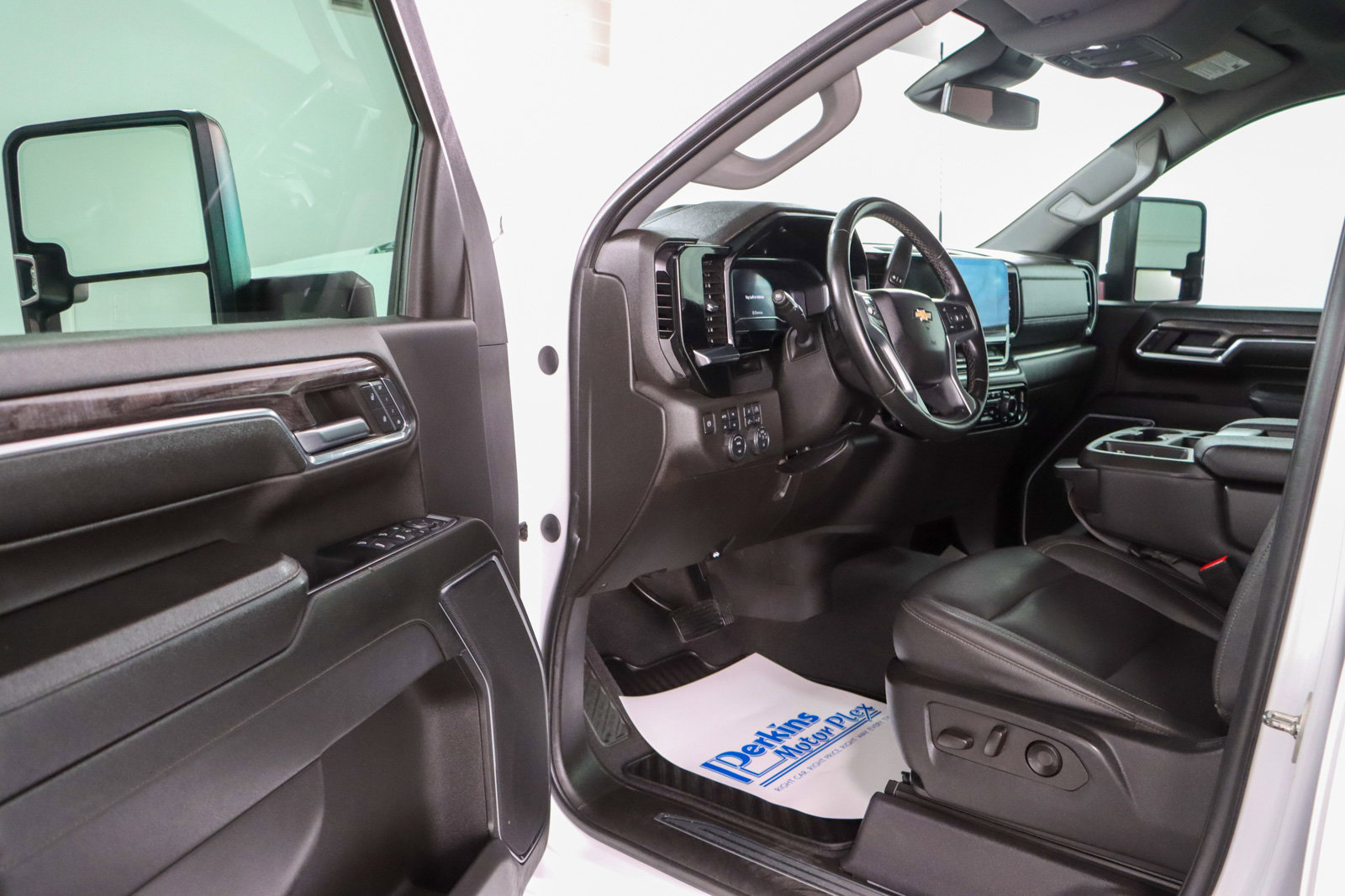Used 2024 Chevrolet Silverado 2500 LTZ AWD/4WD image 3