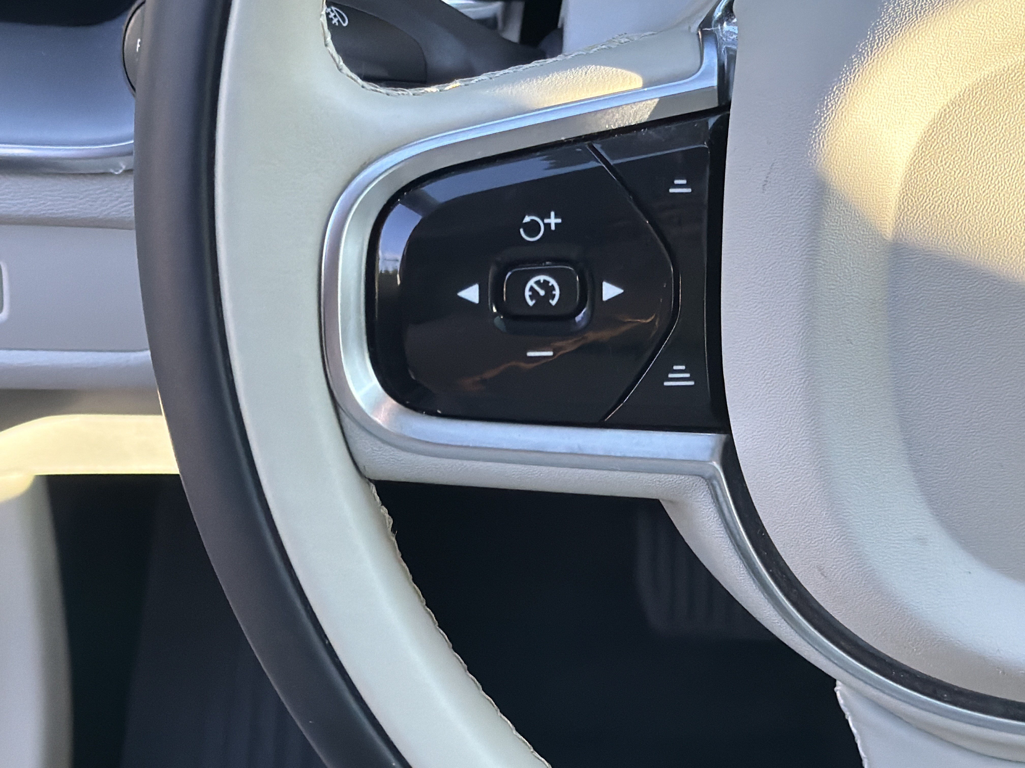 Certified 2024 Volvo XC60 B5 Core w/ Protection Package Premier AWD/4WD image 19