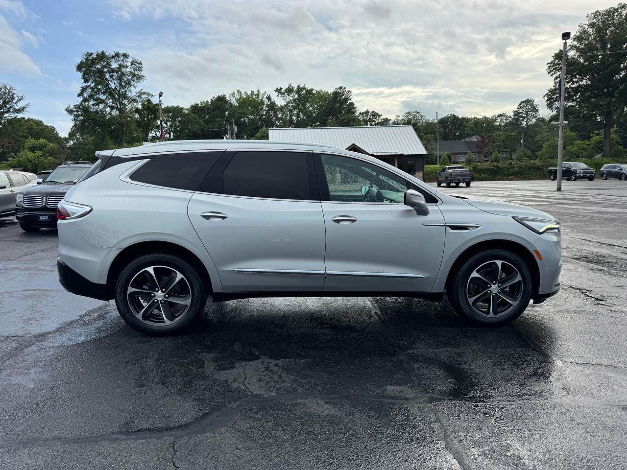Used 2022 Buick Enclave Essence w/ Experience Buick Package FWD image 5