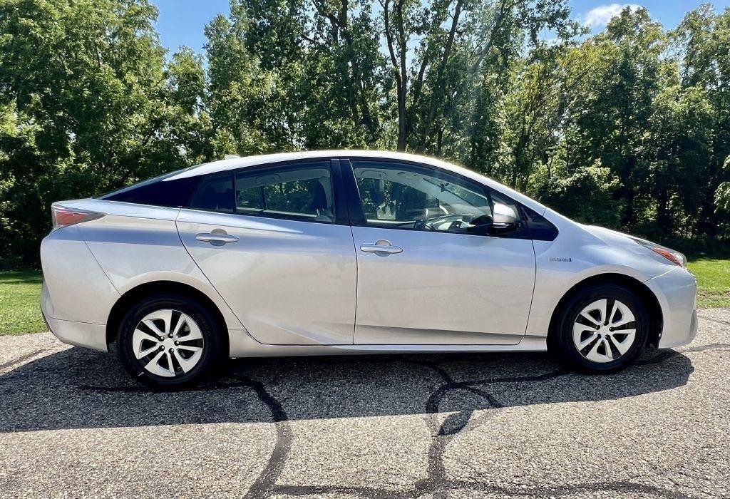 Used 2017 Toyota Prius Three w/ Carpet Mat Package FWD image 5