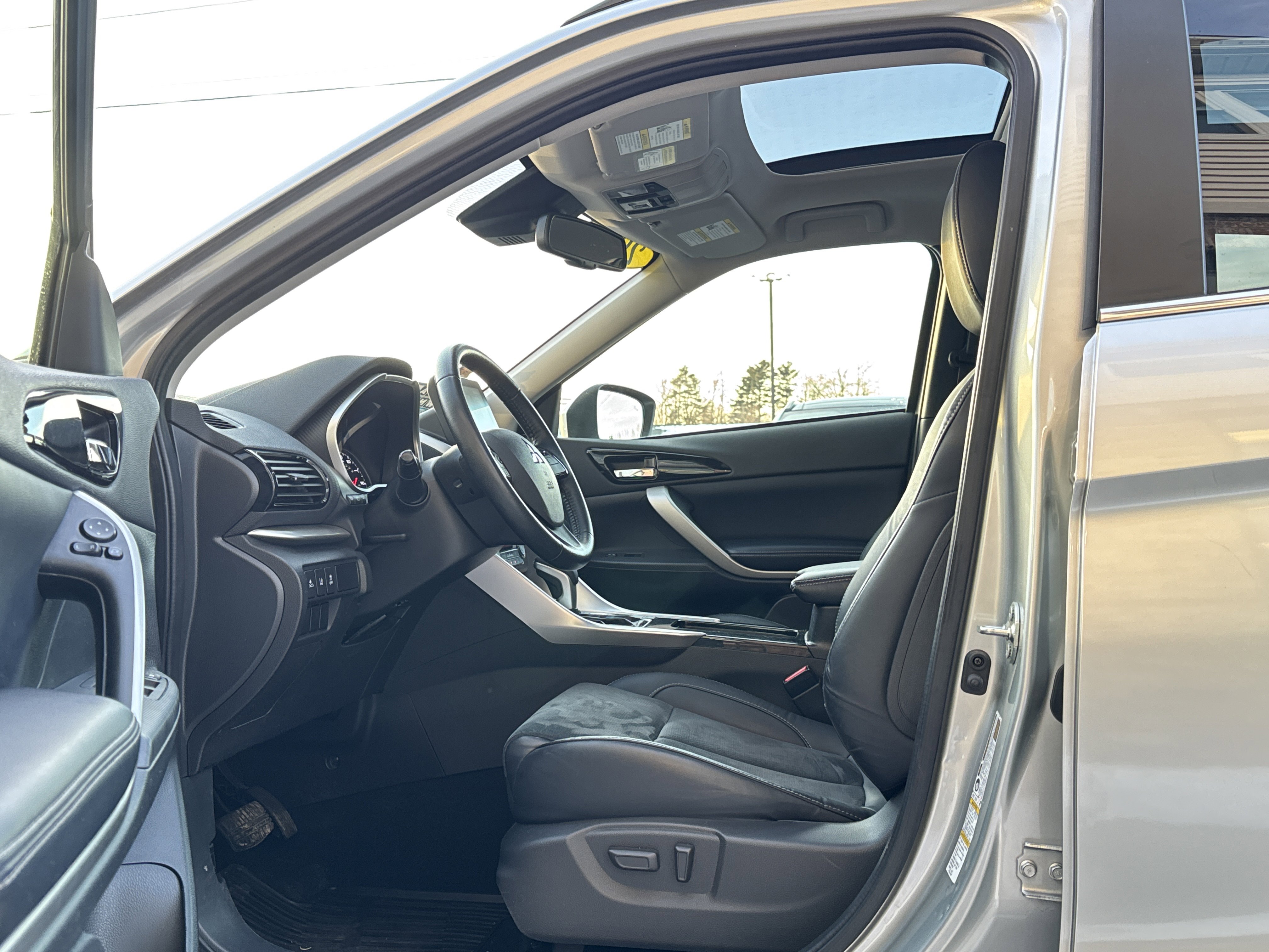 Used 2023 Mitsubishi Eclipse Cross SE image 9