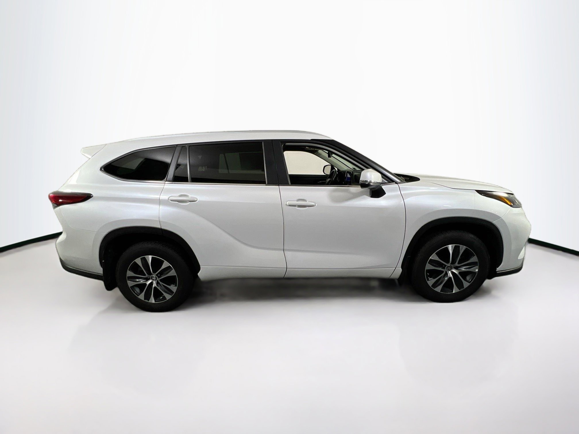 Used 2023 Toyota Highlander XLE image 4