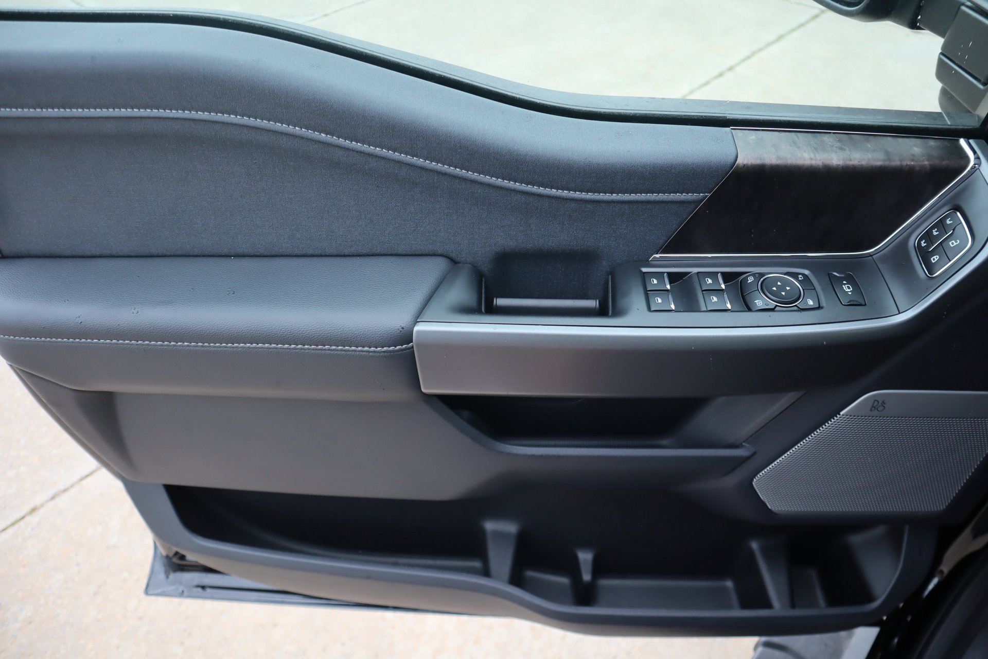 New 2026 Ford F250 Lariat w/ Black Appearance Package image 18