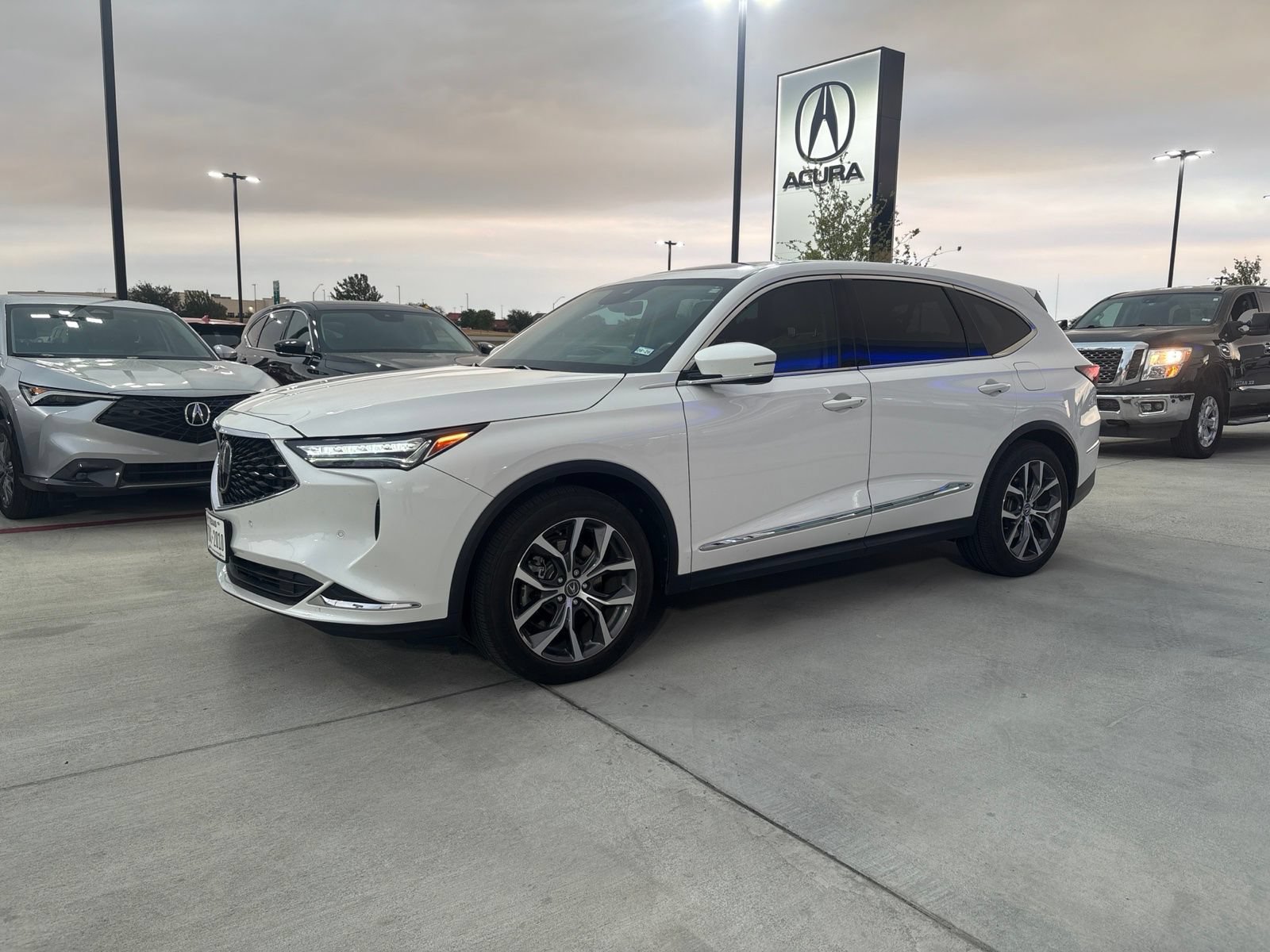 Used 2023 Acura MDX w/ Technology Package FWD image 3