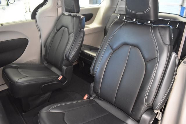 Used 2024 Chrysler Pacifica Touring-L FWD image 7