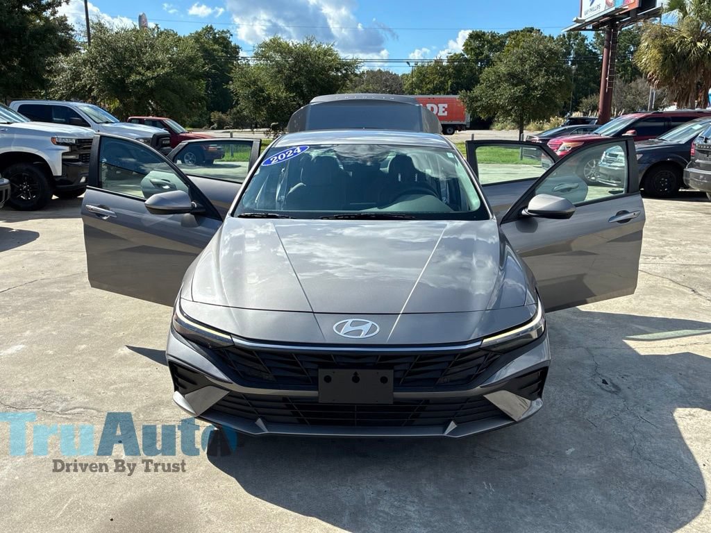 Used 2024 Hyundai Elantra SEL FWD image 11