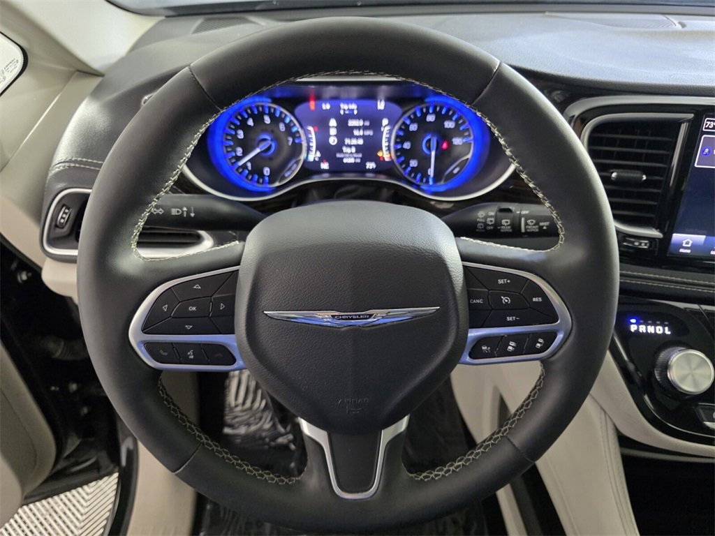 Used 2023 Chrysler Pacifica Limited image 22