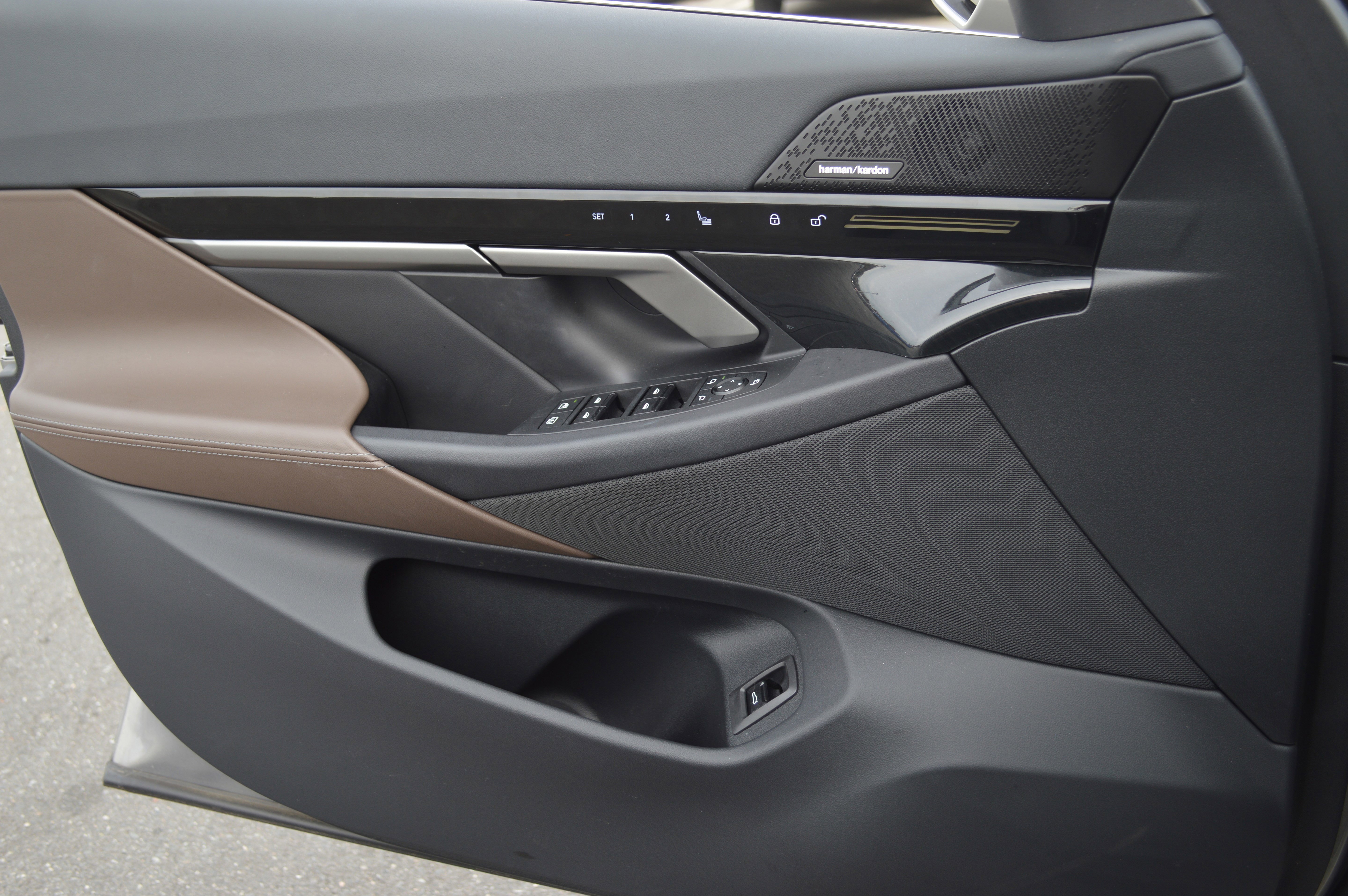 Used 2025 BMW 530i xDrive w/ Premium Package image 13