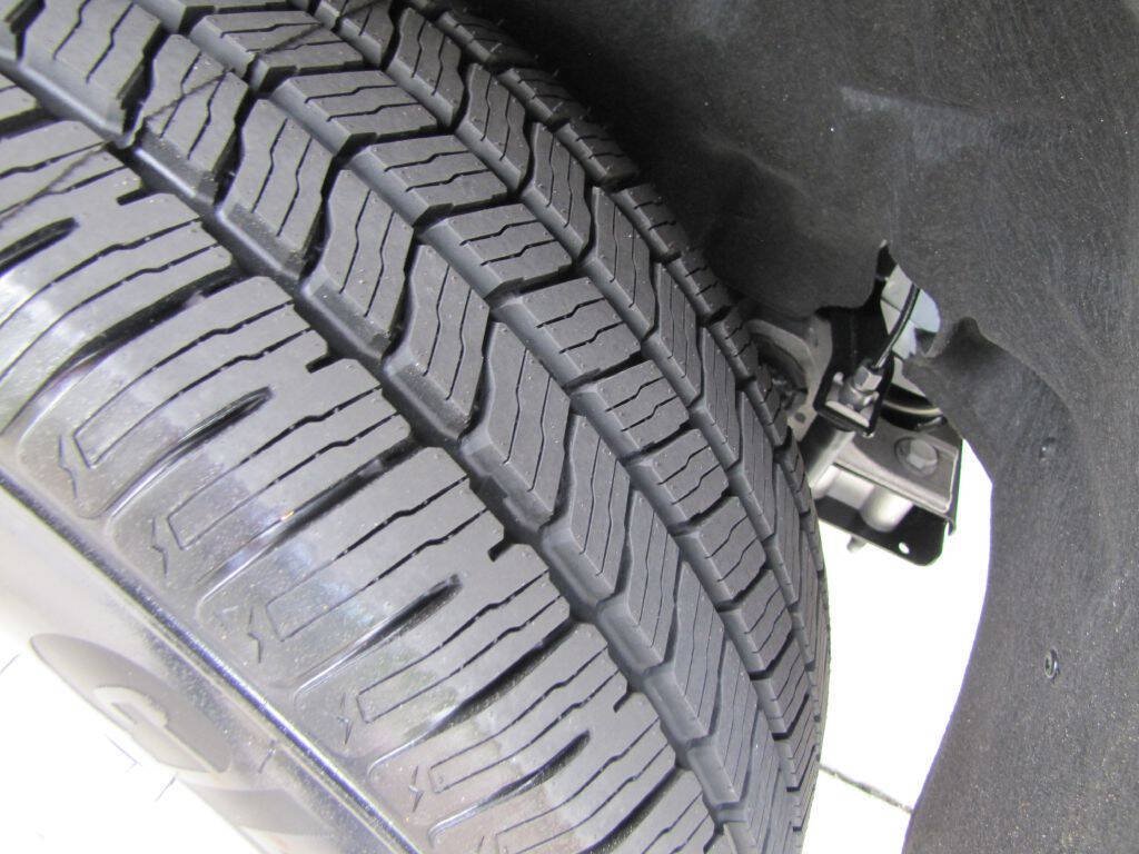 Used 2023 Jeep Grand Cherokee L Laredo RWD image 30