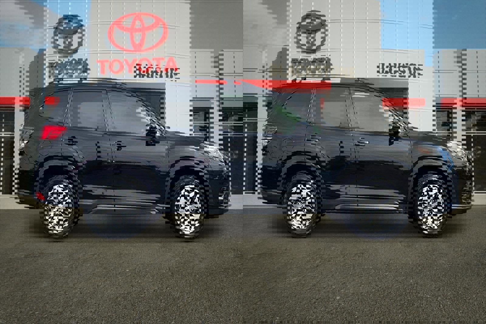 Used 2022 Subaru Forester Premium image 2