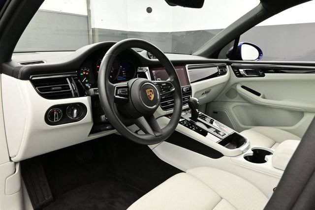 Certified 2025 Porsche Macan AWD/4WD image 4