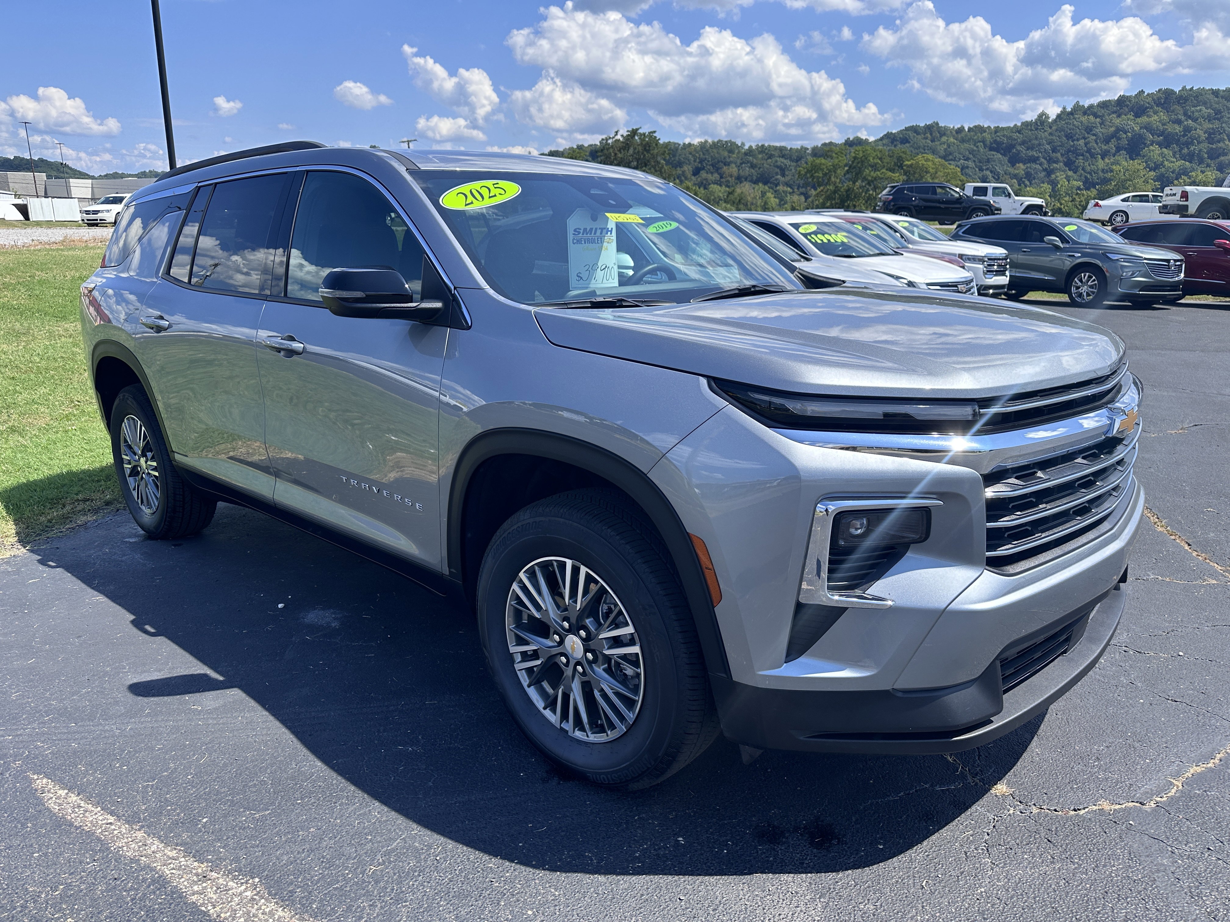 Used 2025 Chevrolet Traverse LT image 2