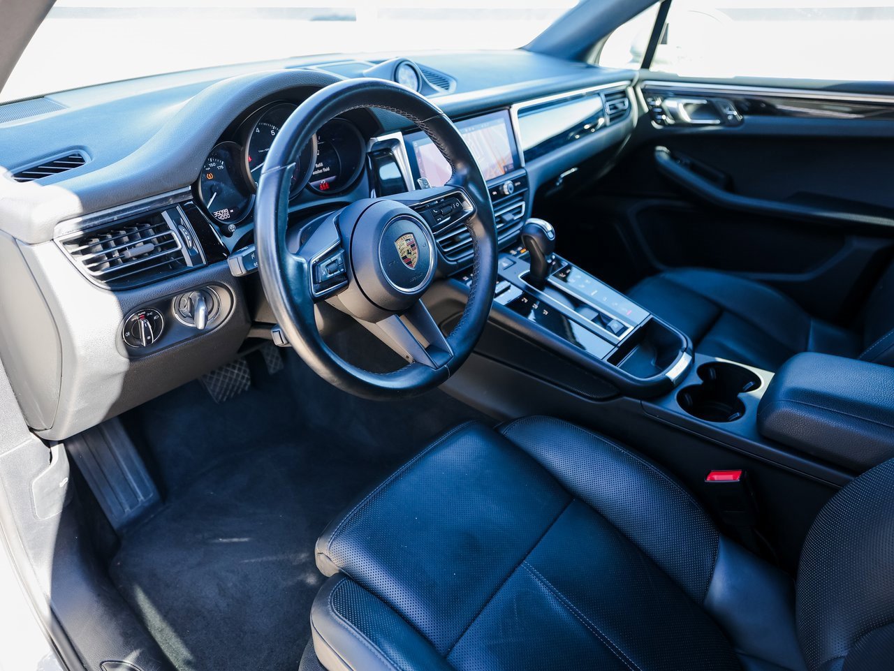 Certified 2022 Porsche Macan image 4