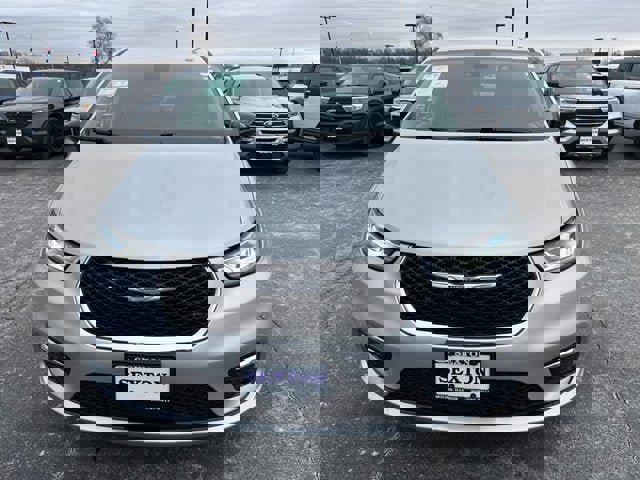 Used 2024 Chrysler Pacifica Touring-L image 2