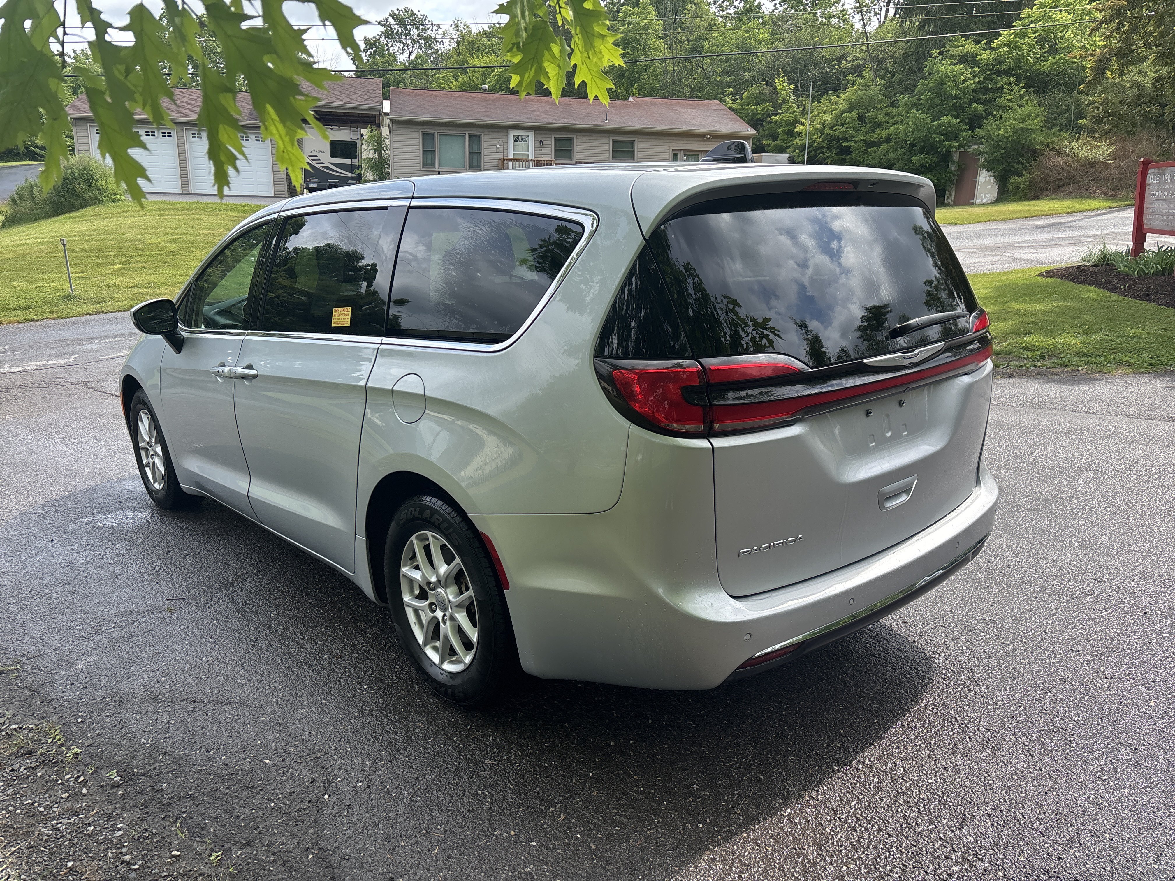 Used 2023 Chrysler Pacifica Touring-L FWD image 6