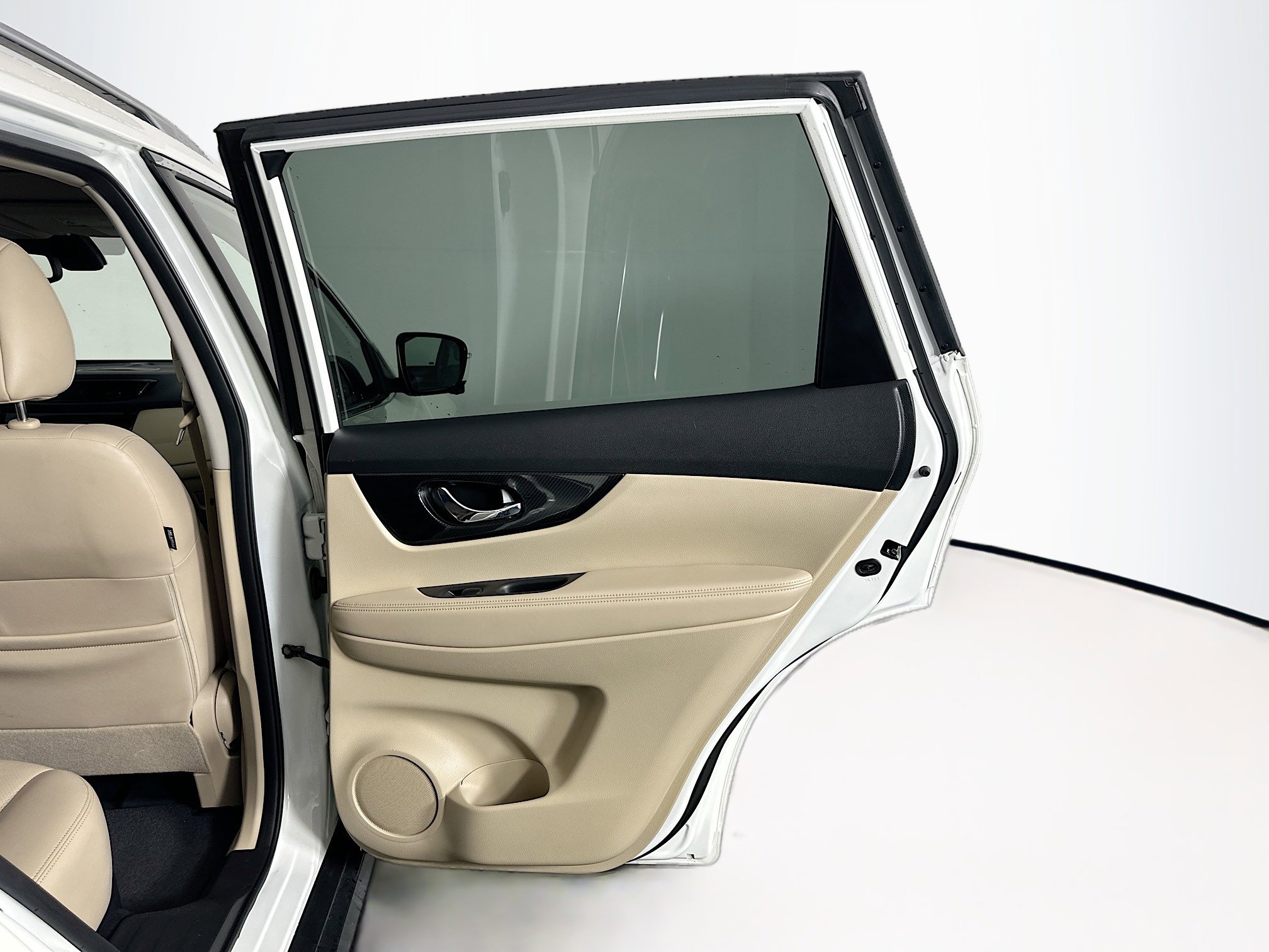 Used 2018 Nissan Rogue SL w/ Premium Package image 32