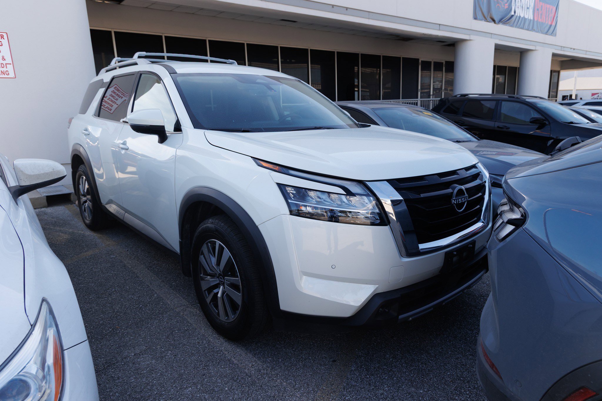 Used 2023 Nissan Pathfinder SL w/ Lighting Package (N92) image 4