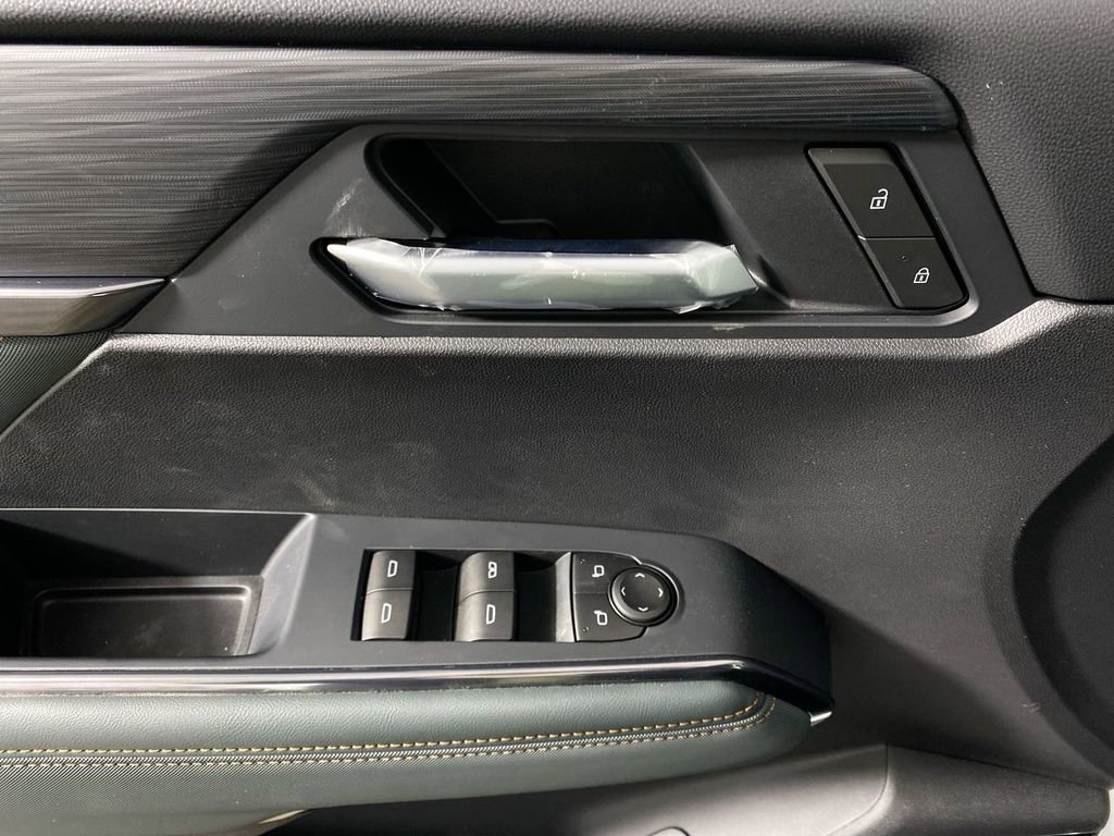 Used 2025 GMC Acadia AT4 w/ Luxury Package image 13