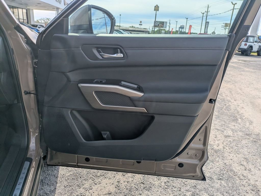 Used 2023 Nissan Pathfinder Platinum image 34