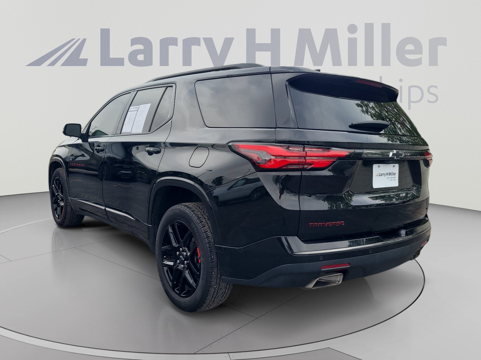 Used 2023 Chevrolet Traverse Premier w/ Redline Edition AWD/4WD image 3