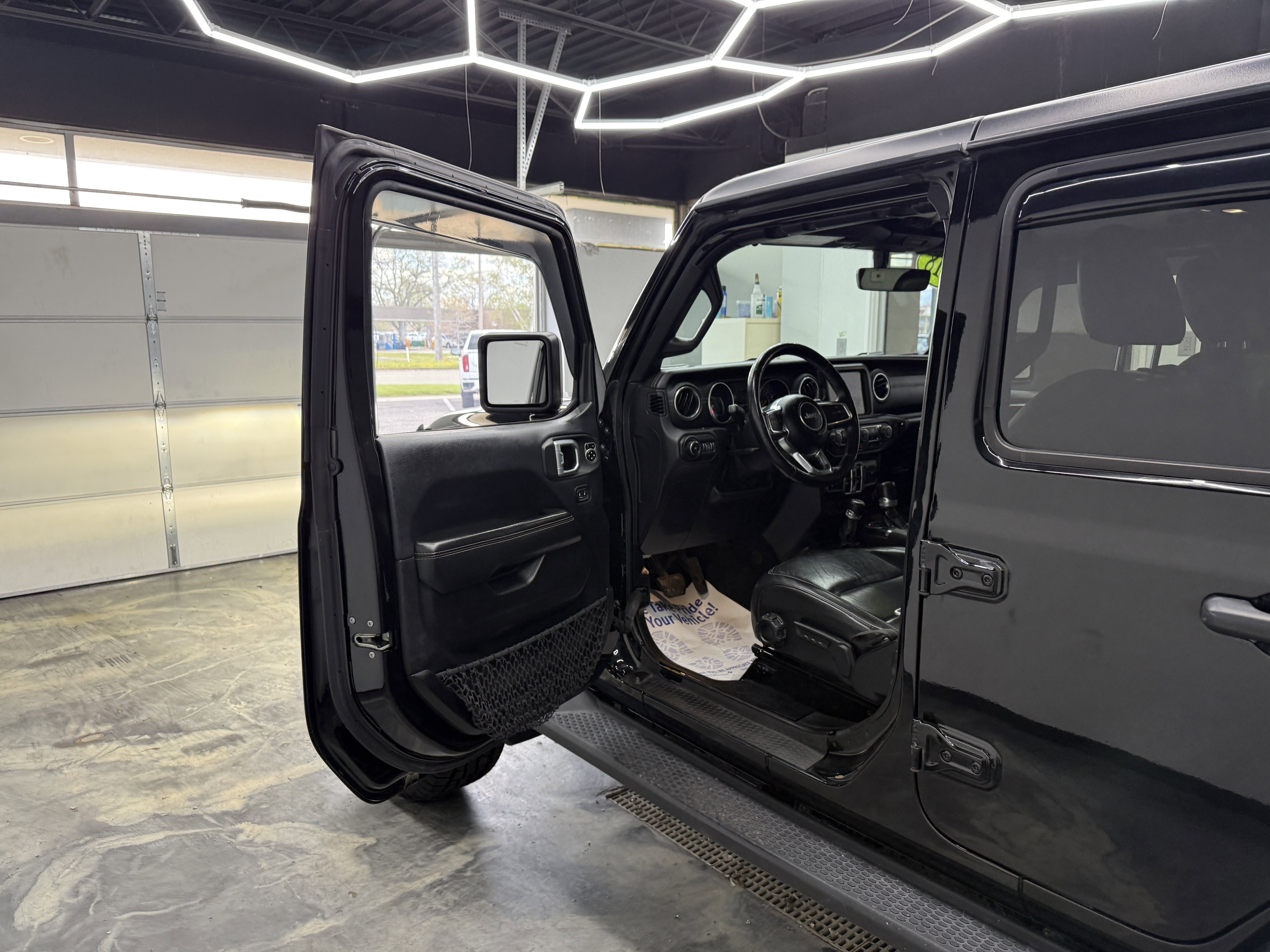 Used 2018 Jeep Wrangler Unlimited Sahara w/ Uconnect 4C Nav & Sound Group AWD/4WD image 10