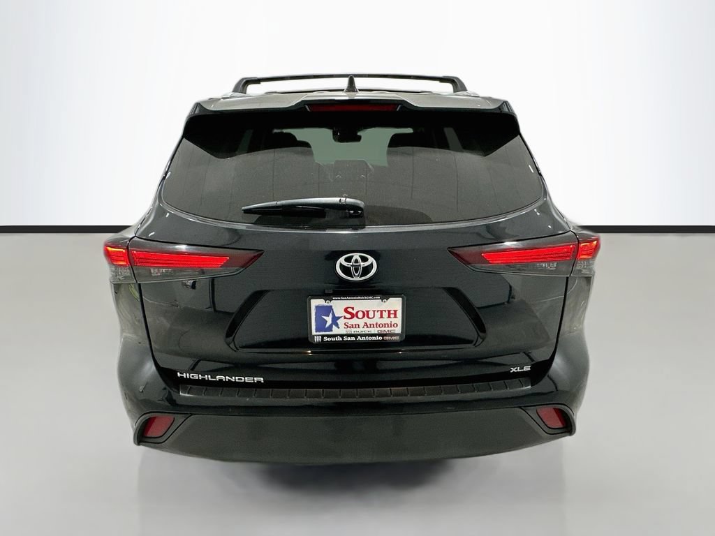Used 2024 Toyota Highlander XLE FWD image 6
