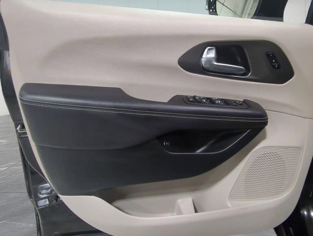 Used 2024 Chrysler Pacifica Select image 20