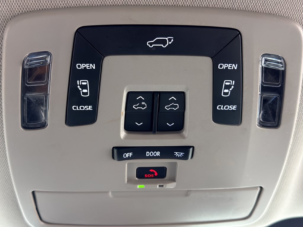 Used 2025 Toyota Sienna XLE w/ XLE Plus Package FWD image 29