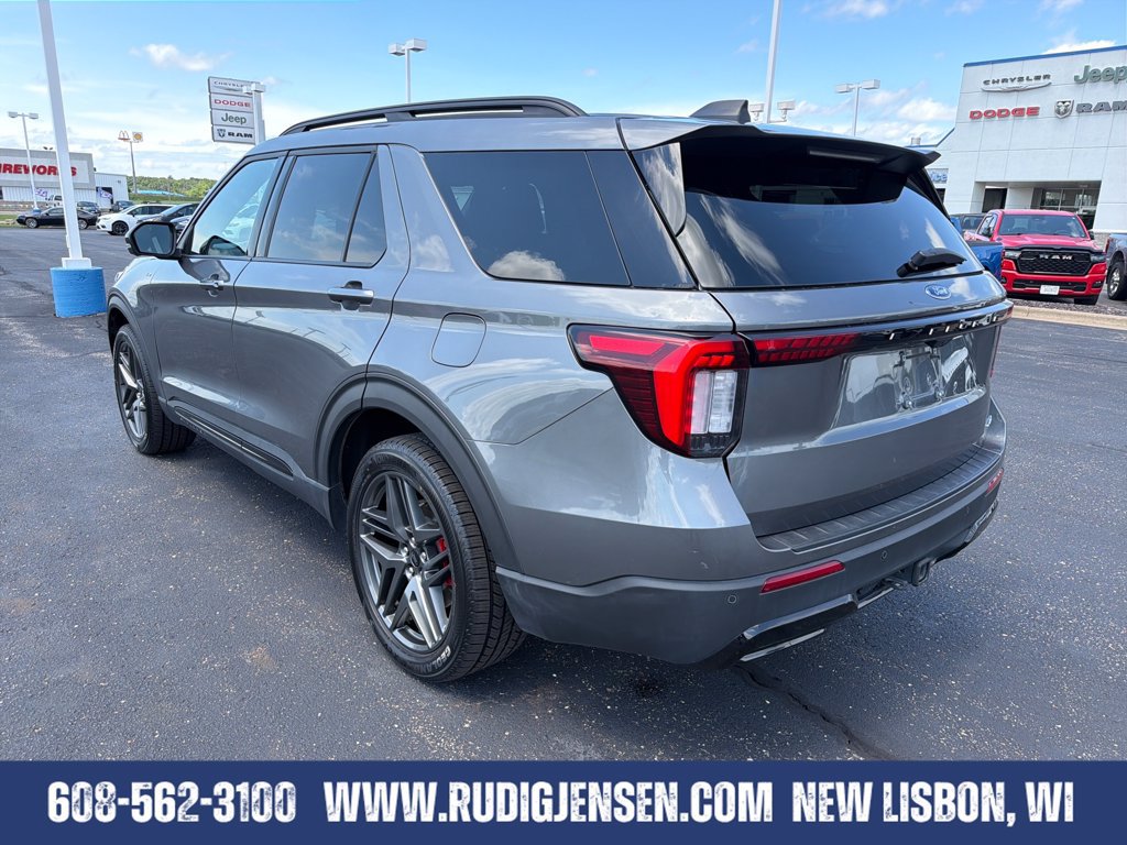 Used 2025 Ford Explorer ST-Line w/ ST-Line Street Pack AWD/4WD image 3