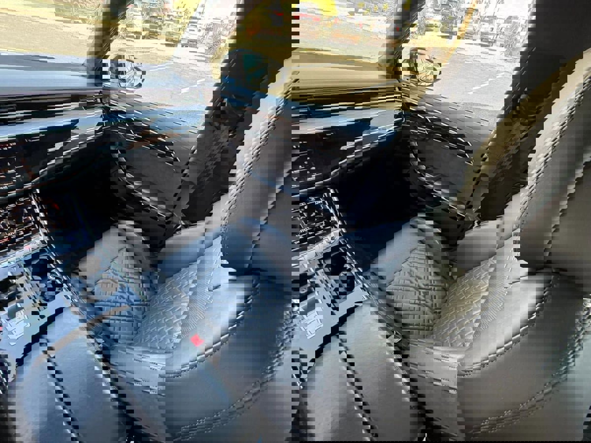 Used 2021 Audi S8 L w/ S8 Executive Package image 34