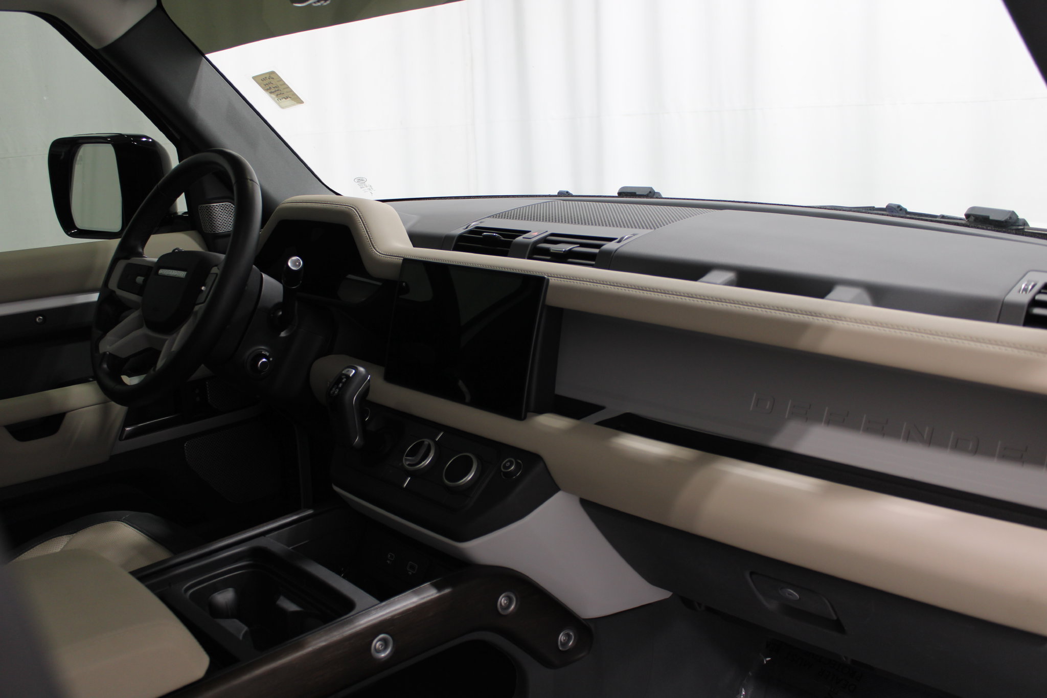 Used 2024 Land Rover Defender 130 X-Dynamic SE AWD/4WD image 27