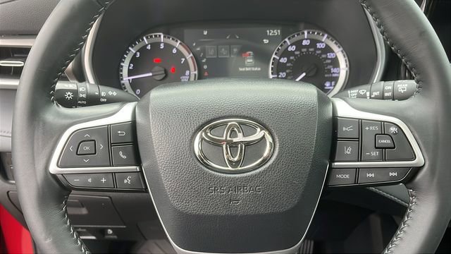 Certified 2023 Toyota Highlander XLE image 11